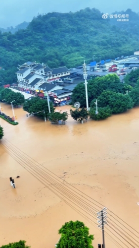 榕江村超足球场周边道路同样严重水浸。微博@贵州村超推荐官阿毅